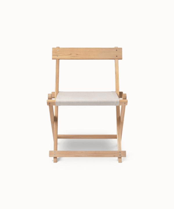 Vetrikā teak folding outdoor dining chair on patio.