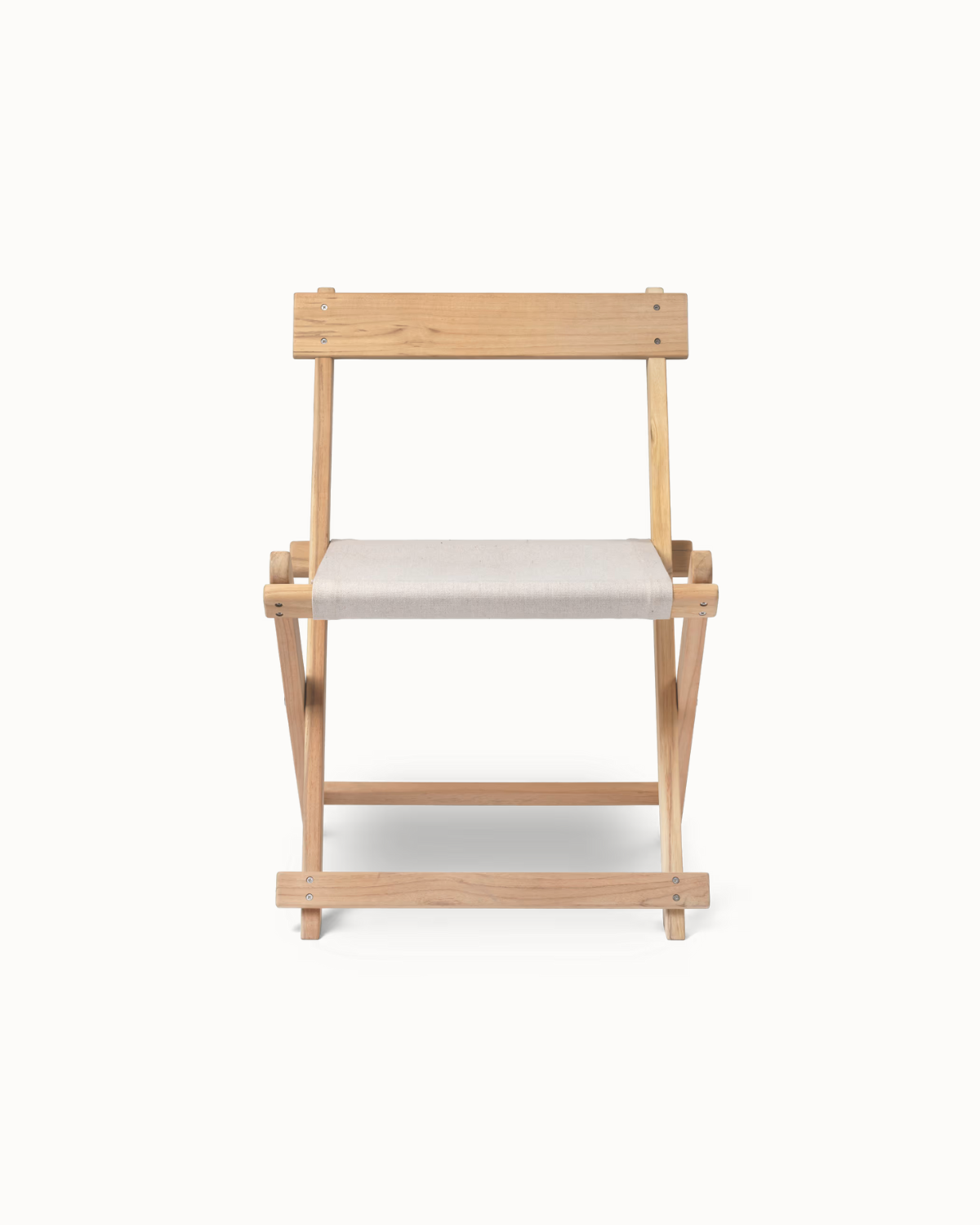 Vetrikā teak folding outdoor dining chair on patio.